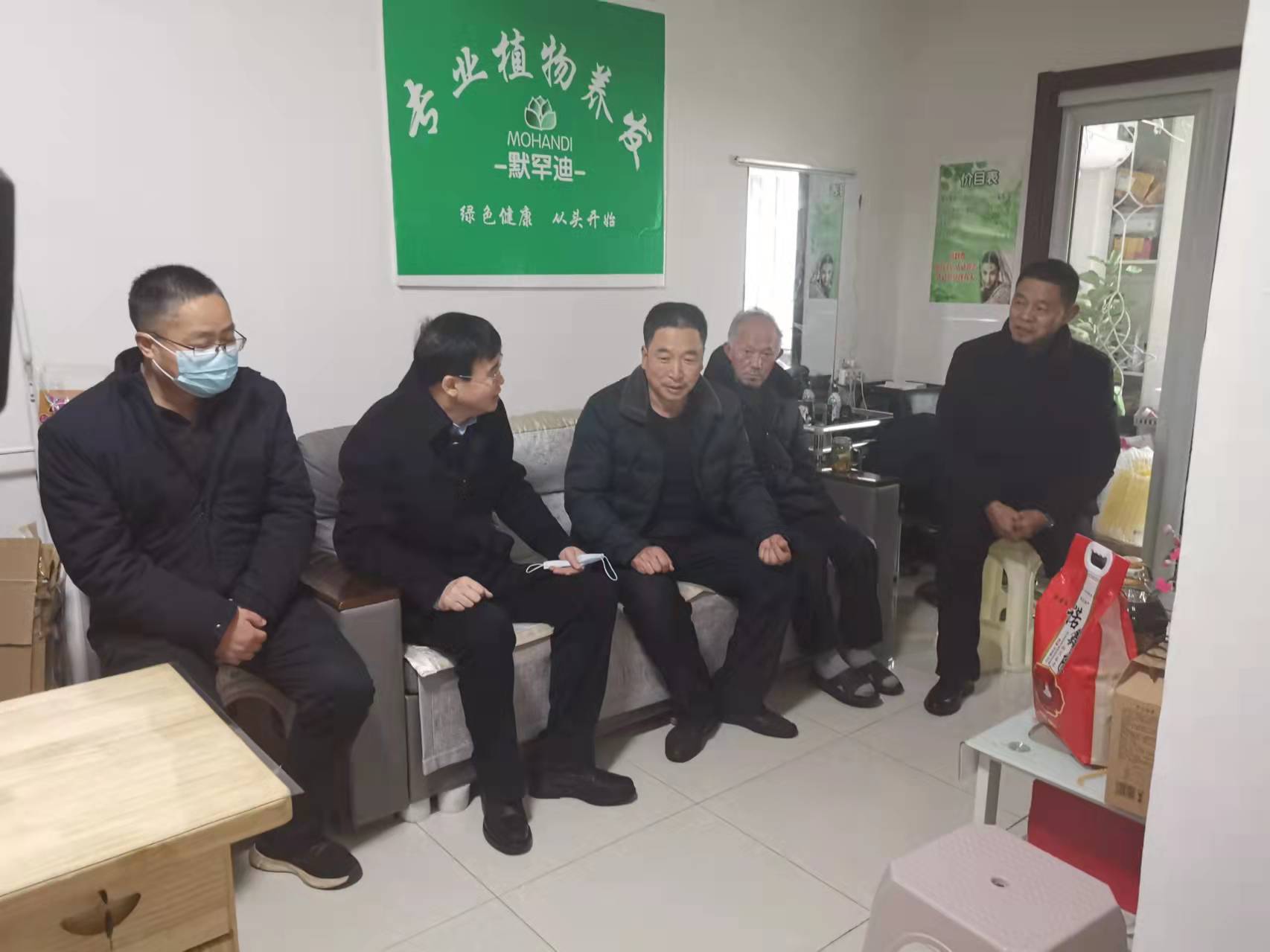 市委、市總工會領(lǐng)導(dǎo)慰問黑貓焦化困難職工