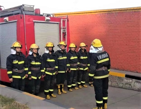 陜西黑貓消防隊(duì)在“119消防宣傳日”期間開展演練活動(dòng) 陜西黑貓消防隊(duì)在“119消防宣傳日”期間開展演練活動(dòng)