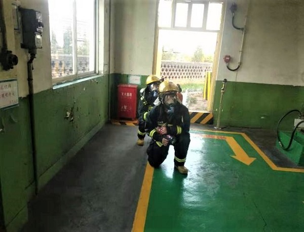 陜西黑貓消防隊(duì)在“119消防宣傳日”期間開展演練活動(dòng) 陜西黑貓消防隊(duì)在“119消防宣傳日”期間開展演練活動(dòng)