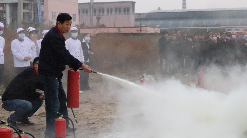 開展消防實戰(zhàn)演練          提升全員應急救援能力