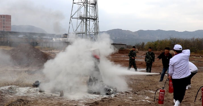 開展消防實戰(zhàn)演練 提升全員應急救援能力 開展消防實戰(zhàn)演練 提升全員應急救援能力