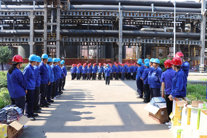 黑貓焦化工會(huì)開展夏季送涼爽活動(dòng)