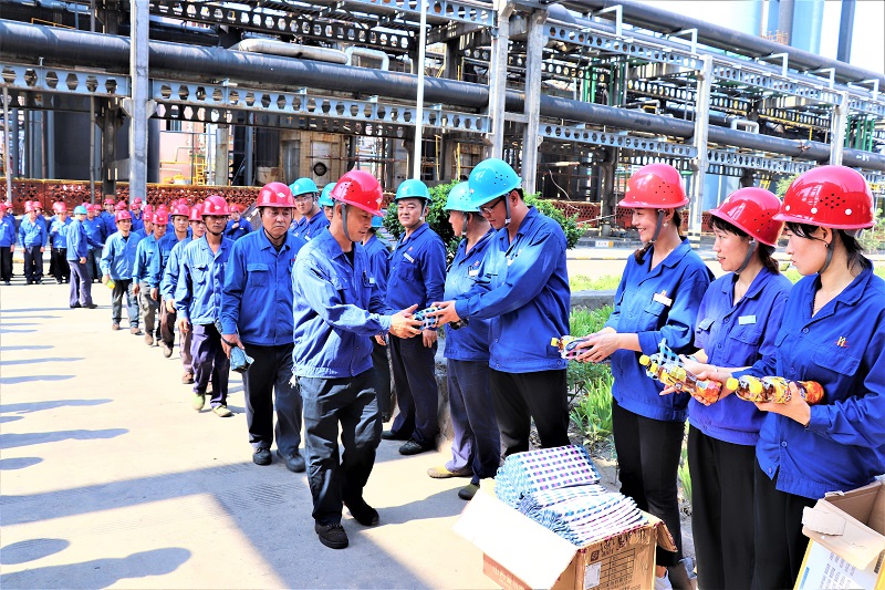 黑貓焦化工會(huì)開展夏季送涼爽活動(dòng)