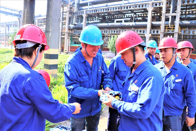 黑貓焦化工會(huì)開展夏季送涼爽活動(dòng)