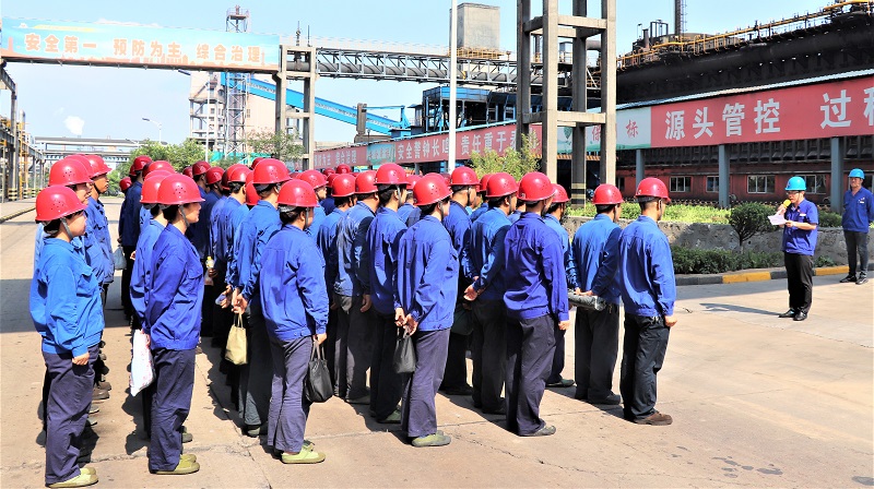 黑貓焦化工會(huì)開展夏季送涼爽活動(dòng)